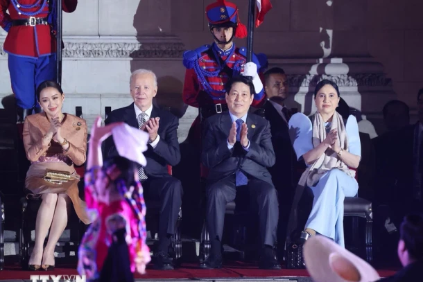 Chủ tịch nước Lương Cường và các nhà lãnh đạo APEC xem xem chương trình nghệ thuật tại tiệc chiêu đãi chính thức. (Ảnh: LÂM KHÁNH/TTXVN)