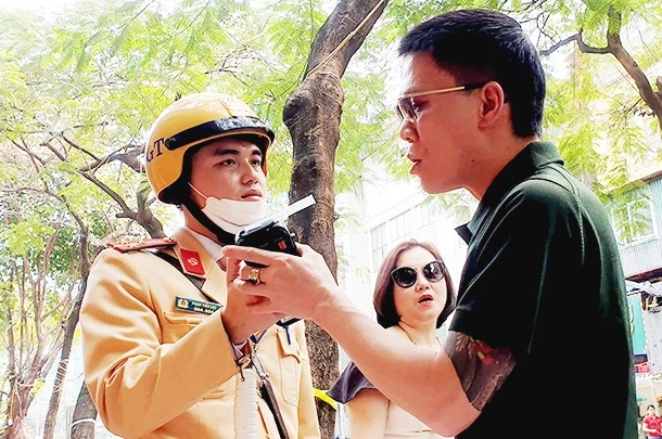 Kiểm tra nồng độ cồn. (Ảnh minh họa)