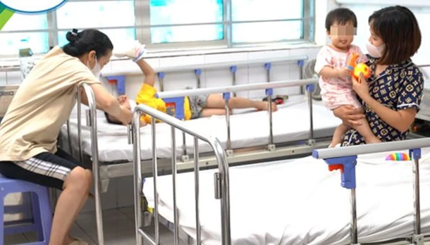 Trẻ mắc tay chân miệng nhập viện.