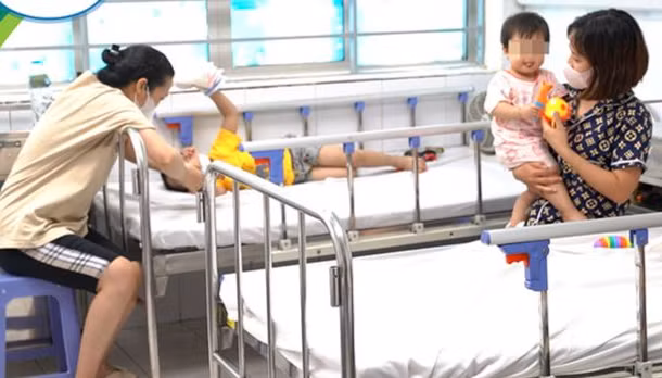 Trẻ mắc tay chân miệng nhập viện.