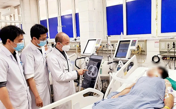 Phó Giáo sư, Tiến sĩ Đỗ Duy Cường Viện trưởng, Viện Y học nhiệt đới, Bệnh viện Bạch Mai cùng các bác sĩ đánh giá biến chứng viêm phổi ở bệnh nhân sởi. (Ảnh minh họa: BVCC)