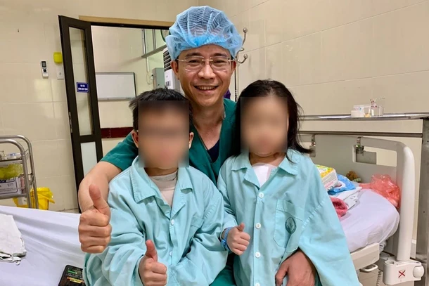 Tiến sĩ, bác sĩ Phạm Tiến Quân và 2 bệnh nhi được ghép tim.