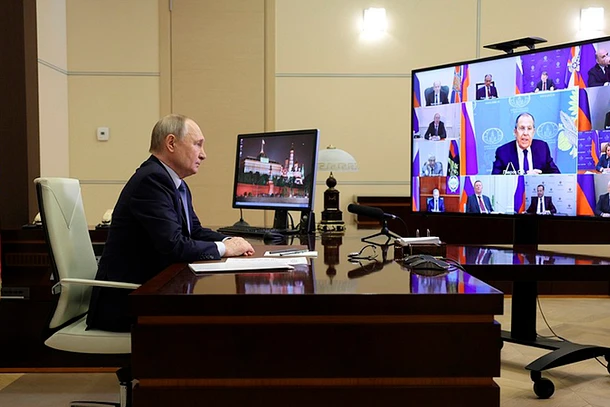 Tổng thống Nga Vladimir Putin họp trực tuyến với các thành viên thường trực của Hội đồng An ninh Nga. (Ảnh: KREMLIN.RU)