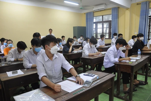 Thí sinh trước giờ làm bài thi tại điểm thi Trường THPT Nguyễn Đăng Đạo, Bắc Ninh (kỳ thi tốt nghiệp THPT 2022). (Ảnh: QUÝ TÙNG)