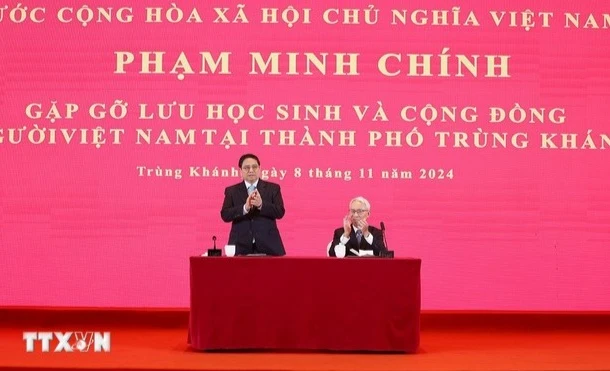 [Ảnh] Thủ tướng Phạm Minh Chính gặp lưu học sinh và cộng đồng người Việt tại Trùng Khánh