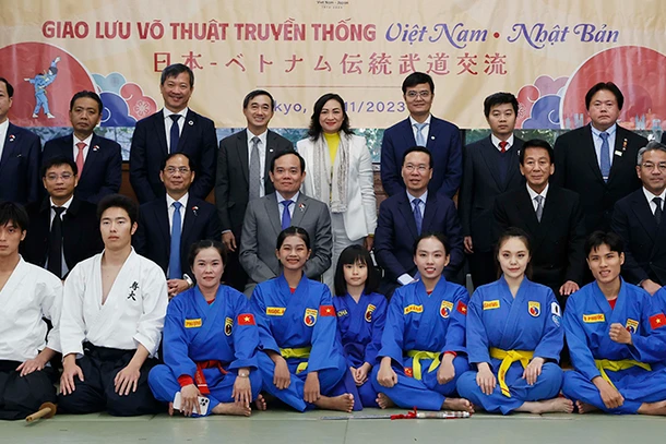 Chủ tịch nước Võ Văn Thưởng cùng các đại biểu với võ sĩ hai nước tham dự chương trình giao lưu võ thuật. (Ảnh: TTXVN)