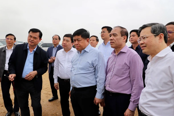 Bộ trưởng Kế hoạch và Đầu tư Nguyễn Chí Dũng cùng lãnh đạo tỉnh Tuyên Quang và Hà Giang kiểm tra tiến độ dự án cao tốc Tuyên Quang-Hà Giang (giai đoạn 1), đoạn qua Tuyên Quang.