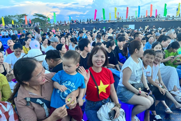 [Ảnh] Người dân và du khách háo hức trước giờ khai mạc Lễ hội Vì hòa bình 2024