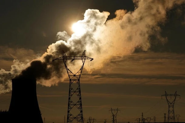 Khí thải thoát ra từ một nhà máy điện than ở Bouchain, miền bắc nước Pháp, ngày 22/12/2022. (Ảnh: Reuters)