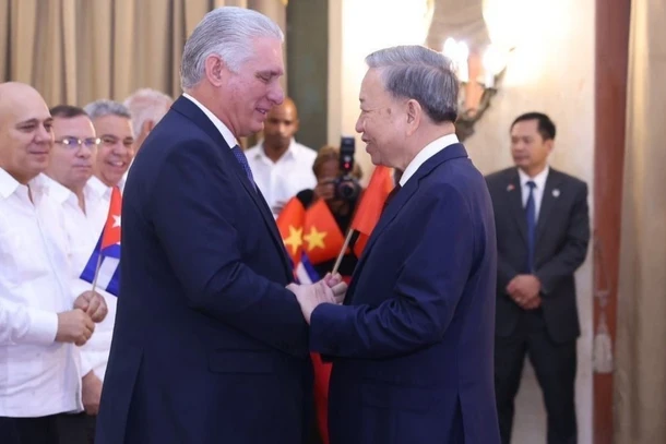 Tổng Bí thư, Chủ tịch nước Tô Lâm và Bí thư thứ nhất Đảng Cộng sản Cuba, Chủ tịch Cuba Miguel Diaz Canel Bermudez tại buổi gặp gỡ đại biểu hữu nghị nhân dân và thế hệ trẻ Cuba. (Ảnh: TTXVN)