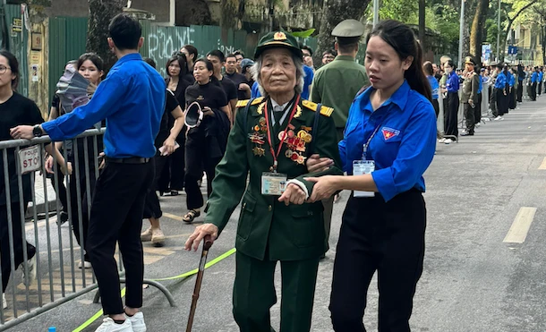 Đoàn viên, thanh niên hỗ trợ người cao tuổi vào viếng Tổng Bí thư Nguyễn Phú Trọng.