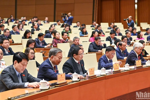 Các đại biểu Quốc hội biểu quyết thông qua Luật Ban hành văn bản quy phạm pháp luật (sửa đổi). (Ảnh: DUY LINH)