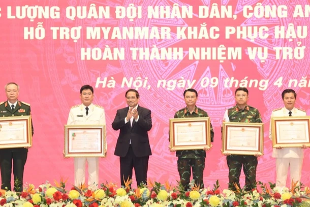 Thủ tướng Phạm Minh Chính trao Huân chương Bảo vệ Tổ quốc hạng Ba tặng các tập thể, cá nhân có thành tích xuất sắc trong công tác cứu hộ, cứu nạn tại Myanmar. (Ảnh: TRẦN HẢI)