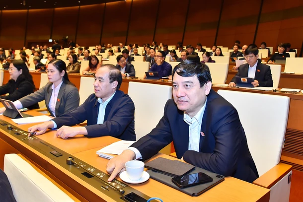 Các đại biểu Quốc hội bấm nút biểu quyết thông qua Nghị quyết về việc tiếp tục thực hiện một số chính sách trong phòng, chống dịch Covid-19 và cho phép tiếp tục sử dụng giấy đăng ký lưu hành thuốc, nguyên liệu làm thuốc hết thời hạn hiệu lực từ ngày 1/1/2023 mà chưa kịp gia hạn theo quy định của Luật Dược. (Ảnh: THỦY NGUYÊN)