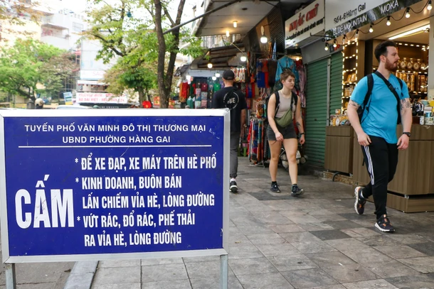 Sau gần 1 tháng Hà Nội ra quân tổng kiểm tra, xử lý vi phạm, trật tự đô thị trên địa bàn Thủ đô đã có nhiều chuyển biến tích cực. (Ảnh: NHẬT QUANG)