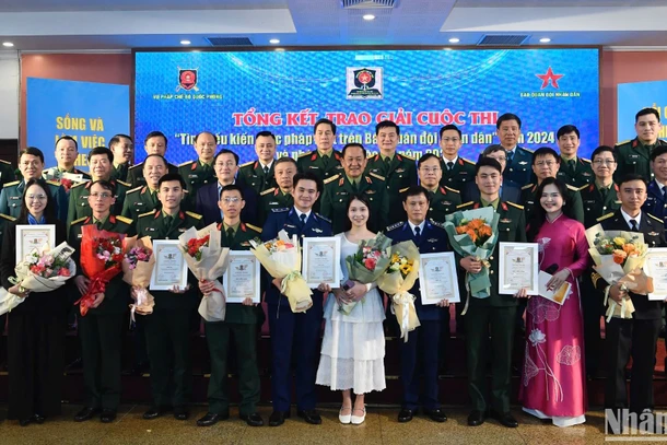 Các đại biểu cùng các tập thể, cá nhân đoạt giải cuộc thi năm 2024. (Ảnh: TUẤN HUY) 