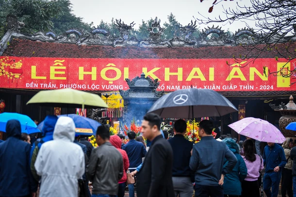 [Ảnh] Du khách đội mưa tới đền Trần Nam Định trước giờ khai ấn