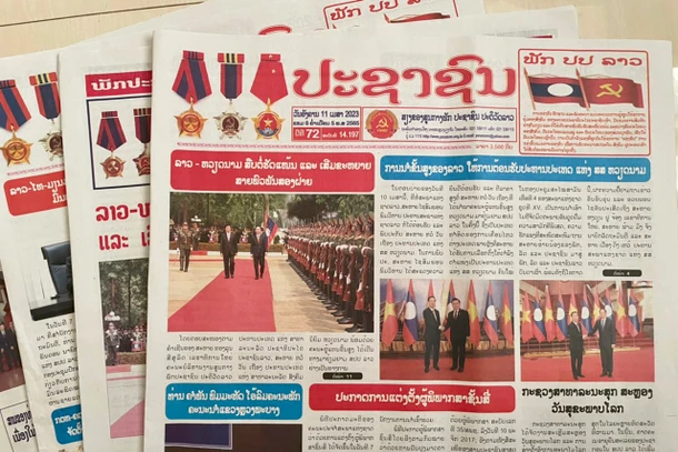 Trang nhất các tờ báo lớn của Lào số ra ngày 11/4 đều đăng bài xã luận ca ngợi chuyến thăm Lào của Chủ tịch nước Việt Nam Võ Văn Thưởng. (Ảnh: HẢI TIẾN)