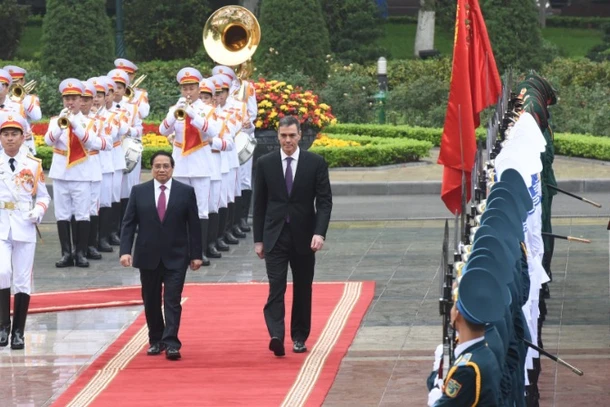 Thủ tướng Phạm Minh Chính và Thủ tướng Tây Ban Nha Pedro Sánchez duyệt Đội danh dự Quân đội nhân dân Việt Nam. 