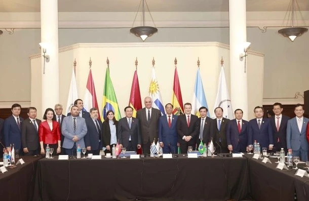 Chủ tịch Quốc hội Vương Đình Huệ và ông Gustavo Penades (bên phải), Chủ tịch Nghị viện Mercosur với đại biểu. (Ảnh: Doãn Tấn/TTXVN) 