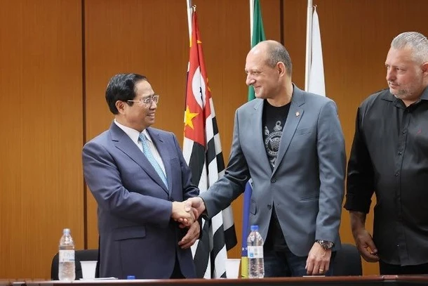 Ông Luiz Wagner Alcantara, Phó Chủ tịch Câu lạc bộ Corinthians Paulista đón tiếp Thủ tướng Phạm Minh Chính. (Ảnh: Dương Giang/TTXVN)