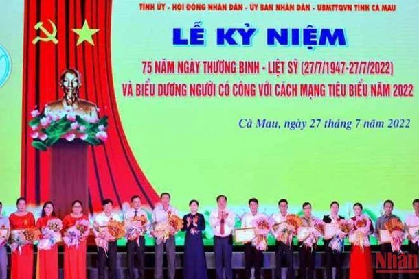 Lãnh đạo tỉnh Cà Mau vinh danh, tặng bằng khen cho tập thể, cá nhân tiêu biểu tại lễ kỷ niệm, sáng 27/7.