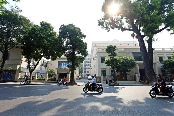 Ga ngầm C9 tuyến đường sắt đô thị số 2, đoạn Nam Thăng Long-Trần Hưng Đạo, nằm dưới đường Đinh Tiên Hoàng, phía trước trụ sở Tổng công ty Điện lực Hà Nội, Tổng công ty Điện lực Miền Bắc và Trụ sở HĐND-UBND TP Hà Nội.