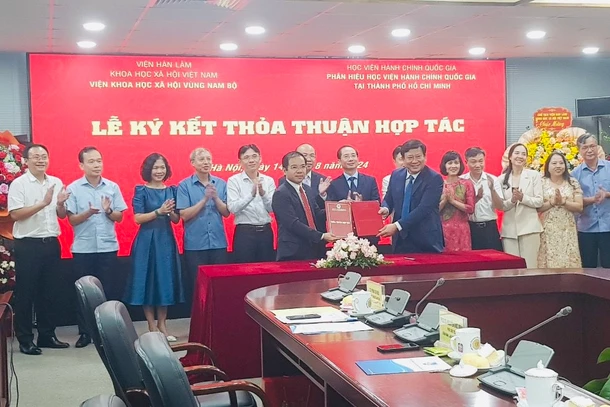 Đại diện hai đơn vị trao đổi văn bản thỏa thuận hợp tác.