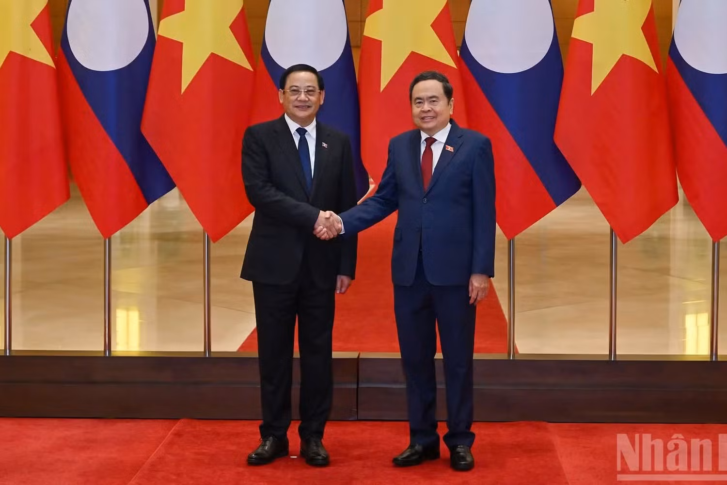 Chủ tịch Quốc hội Trần Thanh Mẫn và Thủ tướng Lào Sonexay Siphandone. (Ảnh: THỦY NGUYÊN)