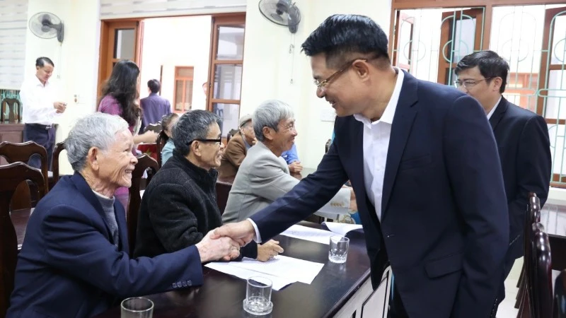 Ứng cử viên Quốc hội Nguyễn Huy Tiến tiếp xúc cử tri Quảng Trị, cam kết hành động vì phát triển