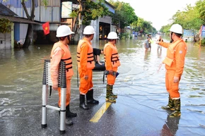 Công nhân EVNHANOI kiểm tra hiện trường tại khu vực Sóc Sơn, thành phố Hà Nội. 