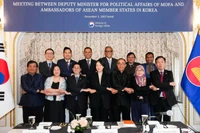 Thứ trưởng Thứ trưởng Eui-Hae Chung chụp ảnh kỷ niệm cùng Đại sứ, đại diện Đại sứ quán các nước ASEAN tại Hàn Quốc. (Ảnh: Đại sứ quán Việt Nam tại Hàn Quốc)