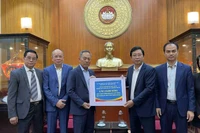 Ông Nguyễn Văn Hiền, Chủ tịch Danh dự của Liên hiệp Hội người Việt Nam tại Đức, đã đại diện cộng đồng người Việt tại Đức trao toàn bộ số tiền quyên góp tới Ủy ban Trung ương Mặt trận Tổ quốc Việt Nam.