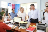 Chủ tịch Ủy ban nhân dân tỉnh Trần Huy Tuấn (thứ hai từ phải sang) kiểm tra việc thực hiện nhiệm vụ tại Trung tâm Phục vụ hành chính công xã Trịnh Tường. (Ảnh: Cổng thông tin điện tử tỉnh Lào Cai)