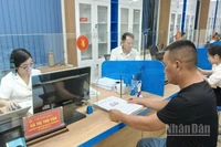 Người dân đến làm thủ tục tại Trung tâm Phục vụ hành chính công phường Yên Bái, tỉnh Lào Cai. 