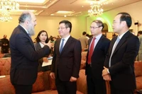 Bộ trưởng Công thương Nguyễn Hồng Diên trao đổi với Bộ trưởng Thương mại Pakistan Jam Kamal Khan. (Ảnh: Báo Công thương)