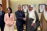 Đại sứ Nguyễn Đức Thắng và Bộ trưởng phụ trách Văn phòng Quốc vương Kuwait và Trưởng Văn phòng Hoàng Thái tử Kuwait. (Ảnh: Đại sứ quán Việt Nam tại Kuwait)