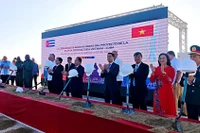 Bí thư thứ nhất, Chủ tịch nước Cuba Miguel Diaz-Canel Bermudez và Phó Thủ tướng Chính phủ Việt Nam Hồ Quốc Dũng cùng lãnh đạo hai nước đã tiến hành nghi thức động thổ Dự án Nhà máy điện mặt trời “Vista Alegre”. (Ảnh: Đại sứ quán Việt Nam tại Cuba)