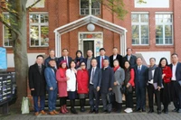 Đoàn công tác chụp ảnh kỷ niệm tại Trung tâm thương mại Đồng Xuân Berlin. (Ảnh: Đại sứ quán Việt Nam tại Cộng hòa Liên bang Đức)