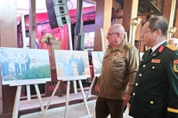 Các đại biểu tham quan triển lãm ảnh về 65 năm quan hệ Việt Nam-Cuba. (Ảnh: Đại sứ quán Việt Nam tại Cuba) 