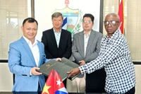 Ông Luis Alberto Hernández Tejeda, Tổng Giám đốc Công ty Alquizar và ông Nguyễn Khắc Hoàng, Tổng Giám đốc Công ty Hoàng Gia Việt ký kết văn bản hợp tác. (Ảnh: Đại sứ quán Việt Nam tại Cuba)