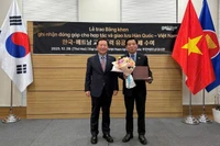 Chủ tịch huyện Bonghwa (Hàn Quốc) Park Hyeon Guk đã trao Kỷ niệm chương tặng Đại sứ Việt Nam tại Hàn Quốc Vũ Hồ. 