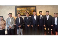 Đại sứ Phạm Quang Hiệu (thứ 4 phải sang) chụp ảnh với Bộ trưởng Nông Lâm Ngư nghiệp Nhật Bản Koizumi Shinjiro và các Nghị sĩ của Đảng Tự do Dân chủ Nhật Bản. (Ảnh: Đại sứ quán Việt Nam tại Nhật Bản)