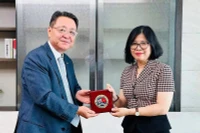 Tổng lãnh sự Việt Nam tại Busan Đoàn Phương Lan và ông Chang Ho Ick, Chủ tịch Hội Những người yêu Việt Nam tại Hàn Quốc. (Ảnh: Tổng lãnh sự quán Việt Nam tại Busan, Hàn Quốc)