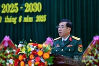 Đại tá Phạm Văn Đông, Chủ nhiệm Chính trị Quân khu 4 phát biểu chỉ đạo Đại hội.