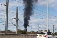 Khói bốc lên tại thành phố Tel Aviv, Israel, ngày 28/2/2026. (Ảnh: THX/TTXVN)