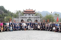 Đoàn kiều bào tiêu biểu thăm cố đô Hoa Lư và chụp ảnh kỷ niệm tại đền thờ 