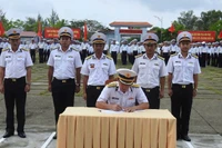 Ký kết đợt thi đua trong huấn luyện chiến sĩ mới năm 2026. (Ảnh do Vùng 5 Hải quân cung cấp)