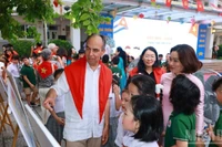 Đại sứ Cuba tại Việt Nam Rogelio Polanco Fuentes tham quan Triển lãm tranh kỷ niệm 65 năm thiết lập quan hệ Việt Nam-Cuba tại Trường tiểu học Việt Nam-Cuba. (Ảnh: KHÁNH LAN)