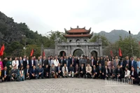 Đoàn kiều bào tham gia Xuân Quê Hương 2026 chụp ảnh lưu niệm tại Khu di tích lịch sử - văn hóa Cố đô Hoa Lư. (Ảnh: Khánh Lan) 